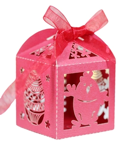 Boîte cadeau lapin de Pâques découpée au laser rose avec nœud et motifs d'œufs