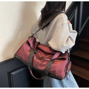 Détail du sac de sport bordeaux avec séparation sec-humide et bandoulière réglable