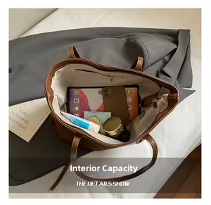 Vista dall'alto dell'interno della borsa tote marrone con grande capacità e tasca zip