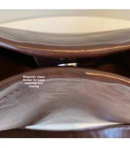 Détail macro du sac cabas en cuir marron avec fermeture magnétique pratique et sécurisée