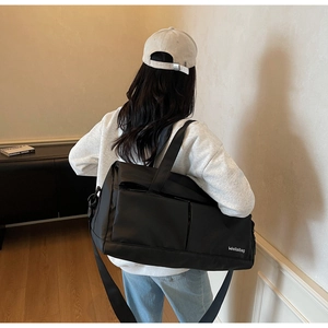 Sac de sport noir avec compartiment humide et bandoulière dans un cadre moderne