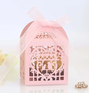Scatola per confetti rosa tagliata al laser con motivo a uccelli e nastro d'organza