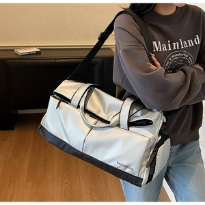Vue détaillée du sac de voyage argenté avec compartiment séparé pour vêtements humides