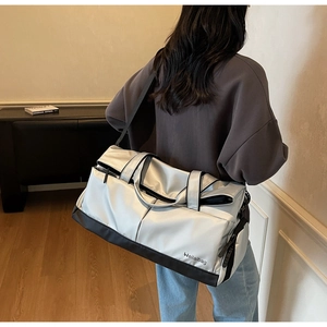 Grand sac de sport gris argenté pour fitness et voyage porté par un mannequin
