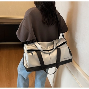 Vue arrière du sac de sport argenté avec compartiment humide et sangles noires