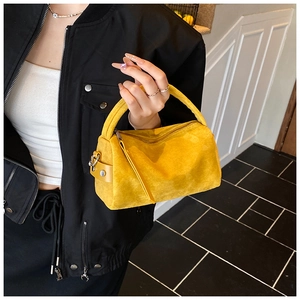 Details der gelben Zylindertasche aus Samt mit Wildlederstruktur und Metallring