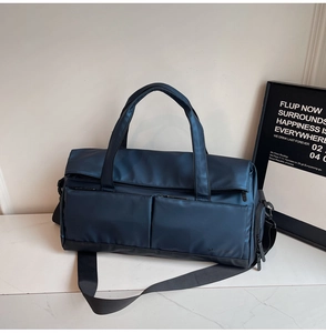 Détail du sac de sport bleu marine étanche avec poignées robustes et bandoulière tissée