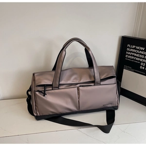 Détails du sac de sport imperméable champagne avec poches zippées et fini nylon brillant
