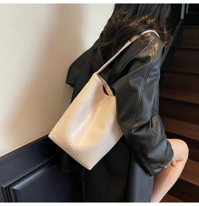 Détail d'un sac cabas en cuir PU blanc crème avec texture souple et doubles bandoulières