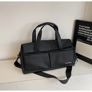 Détail du sac de sport étanche avec poches multiples et bandoulière amovible réglable