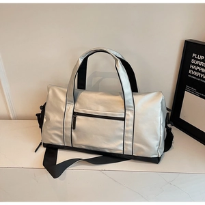 Détail du sac de sport argenté avec fond noir renforcé et fermetures éclair de haute qualité