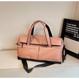 Détail du sac de sport rose avec compartiment humide et base noire en nylon imperméable