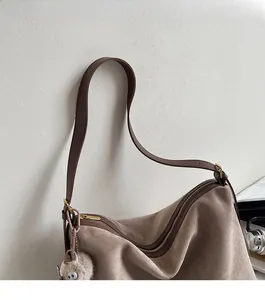 Détail du sac cabas léopard vintage avec bandoulière en cuir et breloque peluche