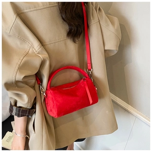 Rote Wildleder-Handtasche im Boston-Stil mit silbernen Details und Umhängeriemen