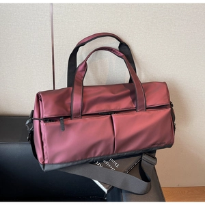 Détail du sac de sport violet imperméable avec poches et bandoulière réglable