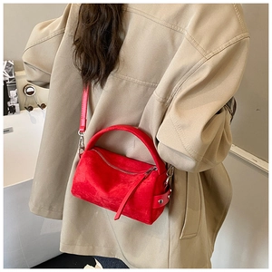 Detailansicht einer roten Vintage Boston-Tasche aus Mattleder mit silbernen Beschlägen