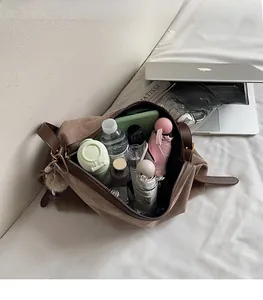 Vue détaillée de l'intérieur du grand sac cabas en daim marron montrant un large espace