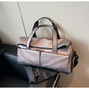 Vue détaillée du sac de sport lilas en nylon imperméable avec sangles robustes