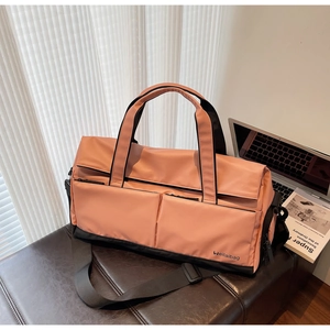 Sac de fitness rose étanche avec séparation sec-humide et détails de sangle robuste