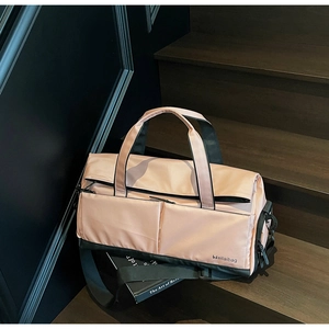 Sac de sport rose avec compartiment humide montrant le tissu en nylon imperméable
