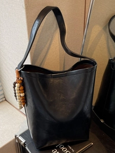 Women Large Capacity PU Leather Bucket Bag Minimalist Solid Color Shoulder Bag With Wooden Bead Charm Commuter Tote Bag