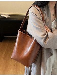 Brown vintage leather tote bag with minimalist shoulder straps for women's daily commute