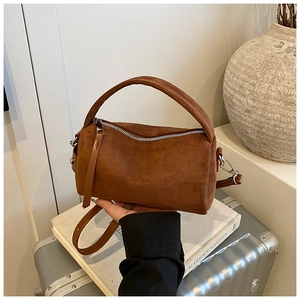 Nahaufnahme einer vintage dunkelbraunen matten Boston Bag mit silbernem Reißverschluss
