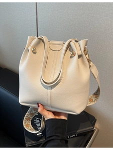 Sac seau beige chic avec bandoulière large brodée vintage en cuir de haute qualité, élégant