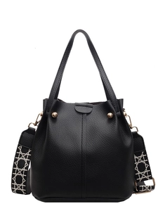 Sac seau noir motif litchi avec large bandoulière brodée et détails métalliques dorés