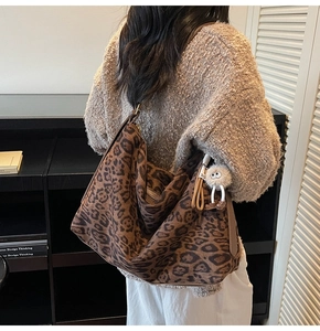 Sac hobo à imprimé léopard avec breloque peluche et pull en maille au décor chaleureux
