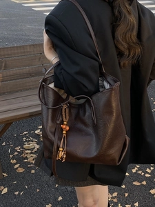 Borsa tote minimalista in ecopelle marrone scuro con nappa etnica in perle di legno