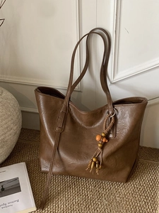 Borsa tote marrone vintage minimalista con ciondolo intrecciato e tracolla lunga
