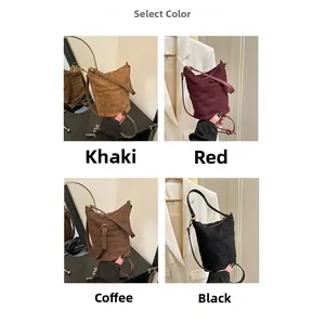 Sac seau matelassé en kaki, rouge, café et noir avec bandoulière réglable pratique