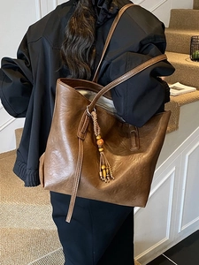 Borsa tote vintage in pelle marrone scuro con nappa di perline e spalline sottili