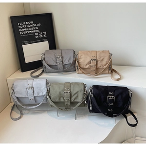Détail de cinq couleurs de sacs bandoulière en nylon avec boucles et fermetures éclair