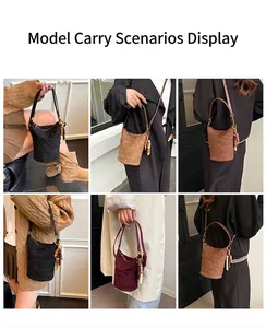 Detail der gesteppten Beuteltasche mit Holz- und Perlenanhänger am Griff und Model-Styling