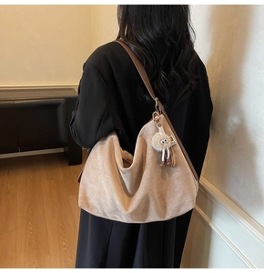 Sac fourre-tout en daim marron à l'épaule, grande capacité avec un charmant pendentif peluche