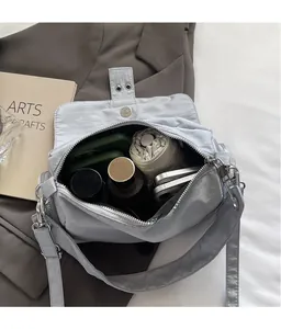 Intérieur spacieux du sac bandoulière en nylon gris clair avec rangement pour parapluie