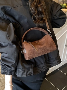 Vintage braune mattierte Wildleder-Zylindertasche mit Tragegriff und Schultergurt