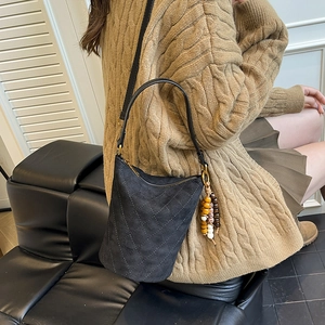 Vintage gesteppte Beuteltasche in Schwarz aus Wildlederoptik mit Perlenanhänger