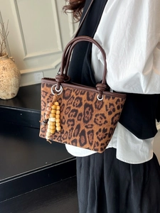 Elegant leopard print bucket bag with leather handles for autumn and winter outfits