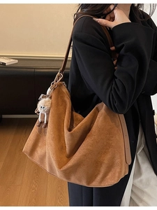 Sac hobo marron en daim avec grande capacité et breloque peluche pour le bureau