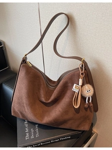 Sac fourre-tout en daim marron foncé avec charme en peluche pour femmes