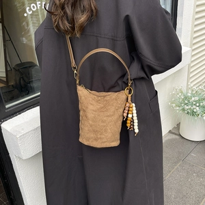 Braune gesteppte Wildleder-Eimertasche mit Holzperlenquaste im modischen Streetstyle