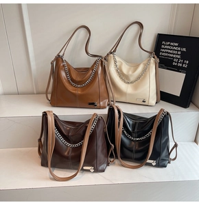Vue détaillée de quatre sacs cabas élégants en noir, café, marron et crème avec chaînes argent
