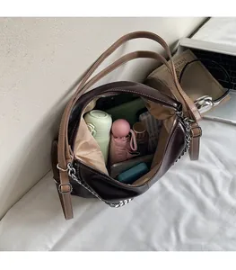 Détail de l'intérieur spacieux du sac cabas marron foncé avec fermeture éclair