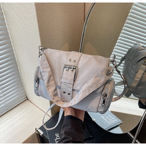 Détail du sac à bandoulière en nylon gris avec sangles tactiques et œillets métalliques