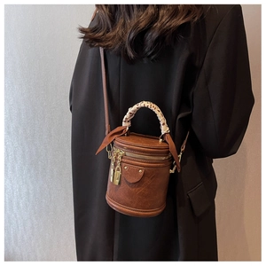 Sac seau marron avec poignée en foulard léopard et détails de fermeture dorés