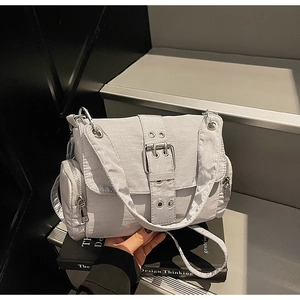 Détail de la sacoche en nylon gris clair avec sangles à œillets métalliques urbains