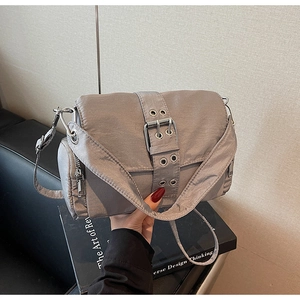 Vue détaillée du sac bandoulière gris argenté avec boucle en métal et bandoulière large